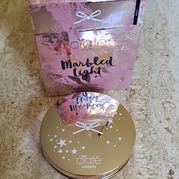 Ciaté Marbled Light Illuminating Blush - Picture 2 of 6
